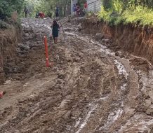 Protestan por la paralización de carretera que conecta varias comunidades en Puerto Plata