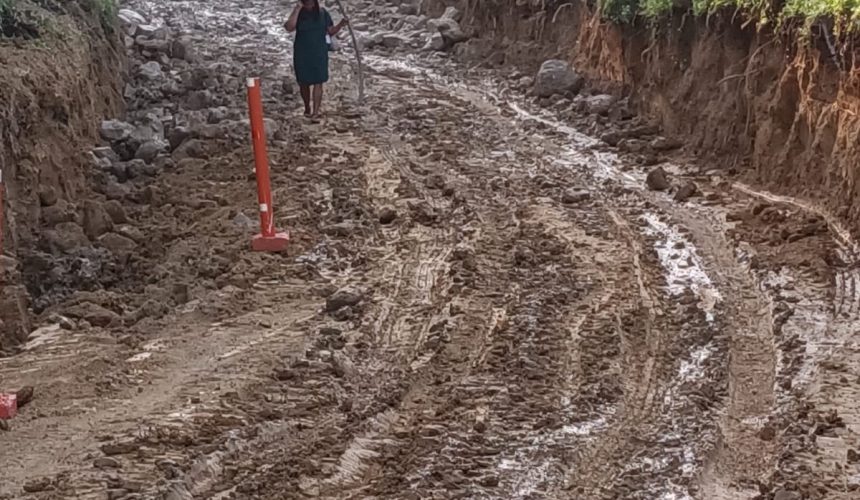 Protestan por la paralización de carretera que conecta varias comunidades en Puerto Plata