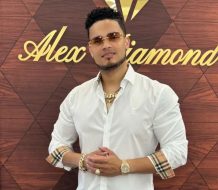 Alex Diamond entrega 100 mil pesos a hombres que rescataron niña en San Cristóbal