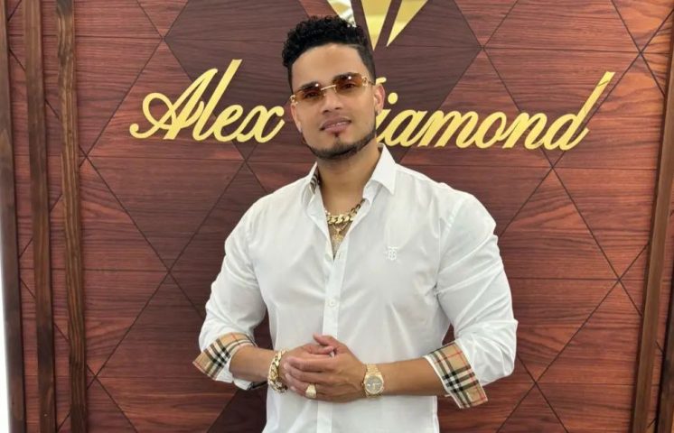 Alex Diamond entrega 100 mil pesos a hombres que rescataron niña en San Cristóbal