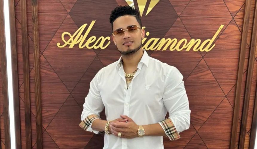 Alex Diamond entrega 100 mil pesos a hombres que rescataron niña en San Cristóbal