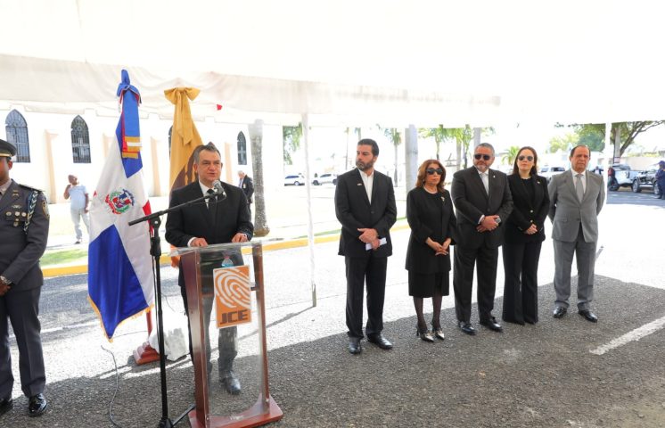 JCE remoza panteón de familias Woss y Gil como homenaje póstumo