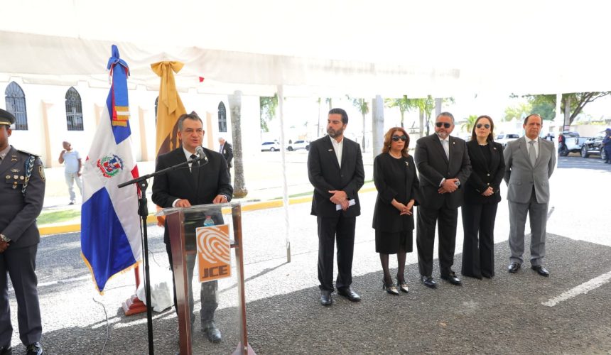 JCE remoza panteón de familias Woss y Gil como homenaje póstumo