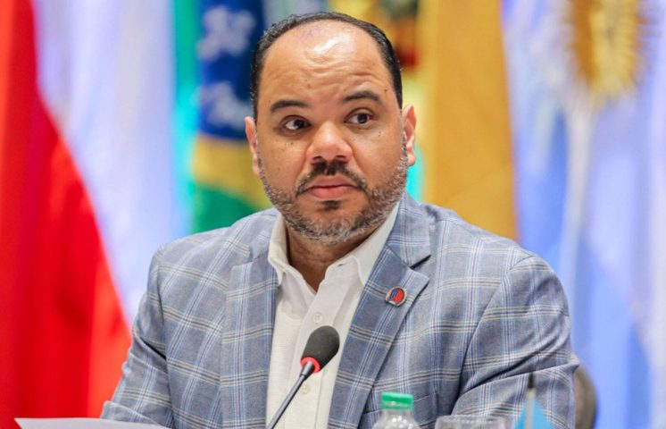 Defensor del Pueblo advierte riesgos democráticos en proyecto de ley de libertad de expresión