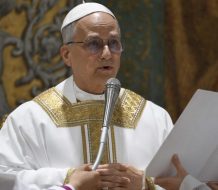 Papa León XIV oficia su primera misa como Pontífice: “Una cruz y una bendición” 