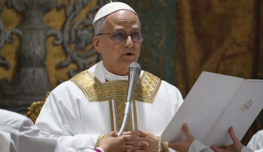 Papa León XIV oficia su primera misa como Pontífice: “Una cruz y una bendición” 