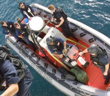 Migrantes se arriesgan en el mar de California ante el cerco de Trump en tierra