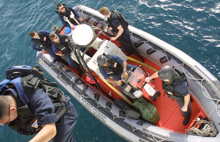 Migrantes se arriesgan en el mar de California ante el cerco de Trump en tierra