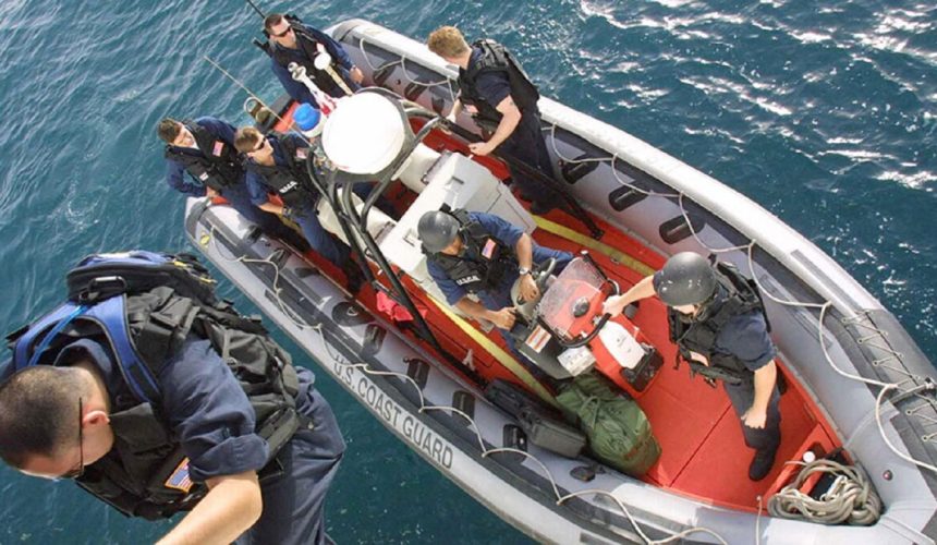 Migrantes se arriesgan en el mar de California ante el cerco de Trump en tierra