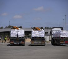 Camiones con ayuda para Gaza aún esperan en el lado gazatí de la frontera 