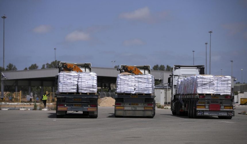 Camiones con ayuda para Gaza aún esperan en el lado gazatí de la frontera 