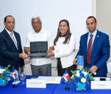 Gobierno entrega más de mil equipos tecnológicos a gobernaciones y entidades públicas