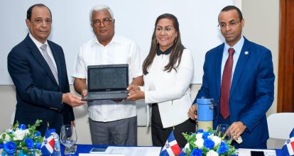 Gobierno entrega más de mil equipos tecnológicos a gobernaciones y entidades públicas