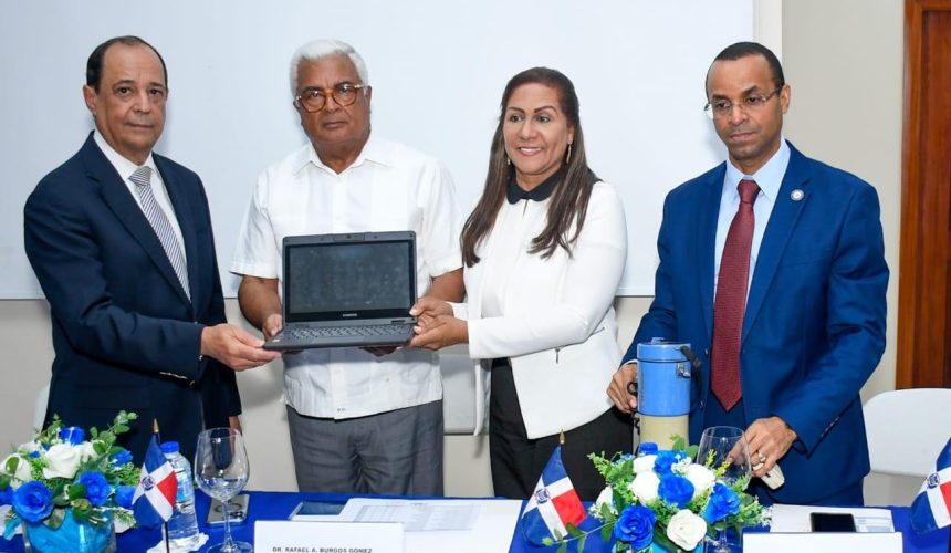 Gobierno entrega más de mil equipos tecnológicos a gobernaciones y entidades públicas
