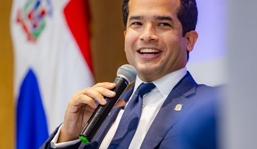 Omar Fernández lidera foro académico en Santiago sobre reforma al sistema de justicia dominicano
