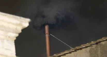 Humo negro: No hay papa tras la primera votación del cónclave