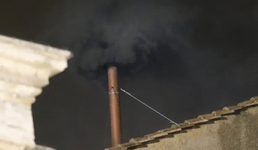 Humo negro: No hay papa tras la primera votación del cónclave