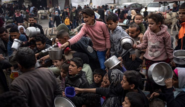 Caos en Gaza en primer día de ayuda de EE.UU. tras semanas de hambre 
