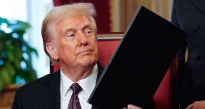 Corte federal de EE.UU. bloquea gran parte de la política arancelaria de Trump
