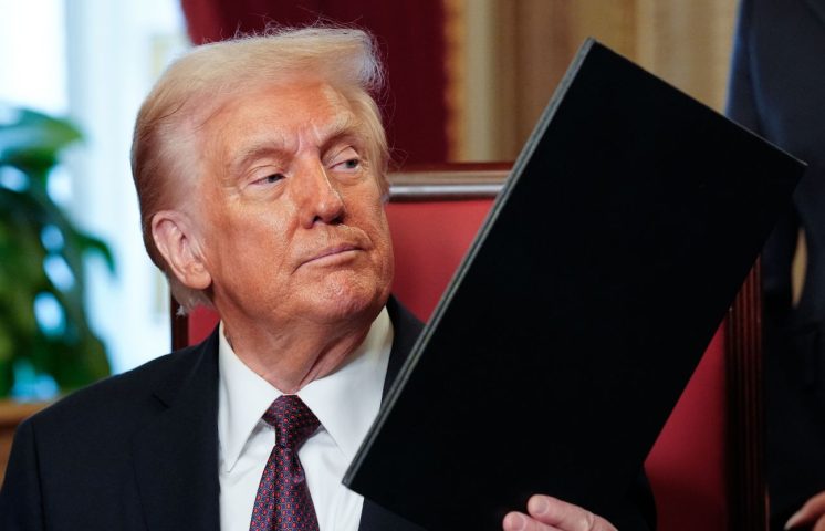 Corte federal de EE.UU. bloquea gran parte de la política arancelaria de Trump