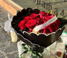 Aparece un ramo de flores con mensaje de “perdón” en salón de influencer asesinada 