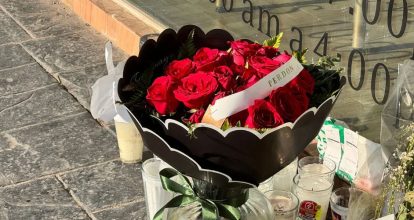 Aparece un ramo de flores con mensaje de “perdón” en salón de influencer asesinada 