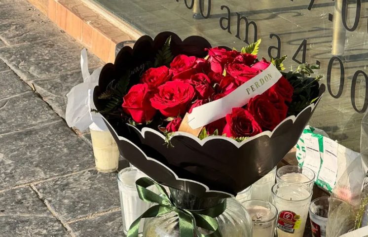 Aparece un ramo de flores con mensaje de “perdón” en salón de influencer asesinada 