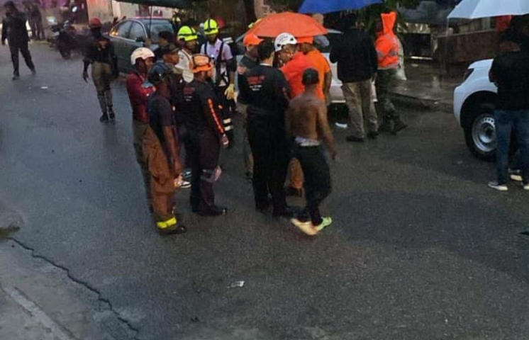 Adolescente es arrastrada por alcantarilla en San Cristóbal durante fuertes lluvias