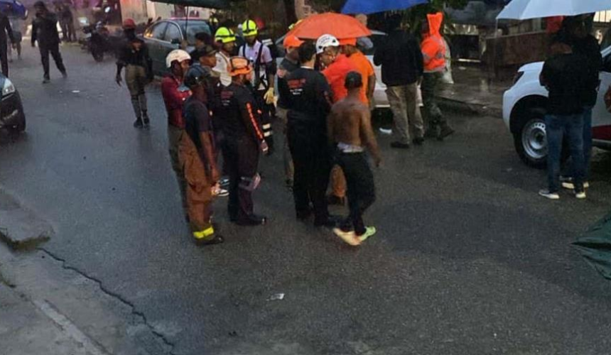 Adolescente es arrastrada por alcantarilla en San Cristóbal durante fuertes lluvias