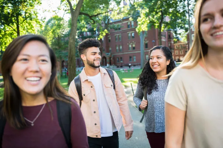 Harvard califica de ilegal medida de Trump que afecta a miles de estudiantes extranjeros
