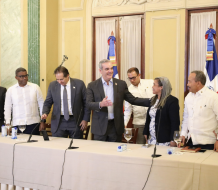 Abinader reconoce a médicos forenses por histórica labor en tragedia del Jet Set