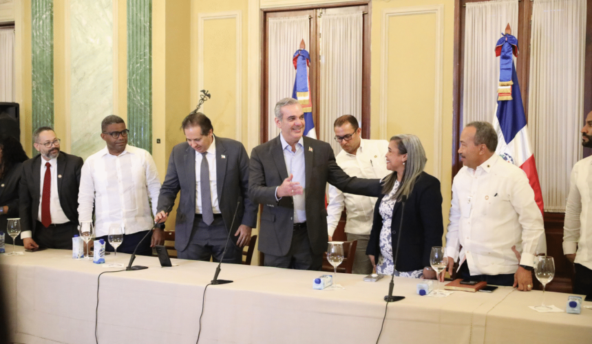 Abinader reconoce a médicos forenses por histórica labor en tragedia del Jet Set