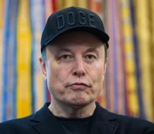 Musk luce un moretón en el ojo en su despedida y lo atribuye a un puñetazo de su hijo