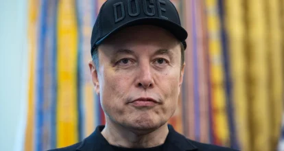 Musk luce un moretón en el ojo en su despedida y lo atribuye a un puñetazo de su hijo