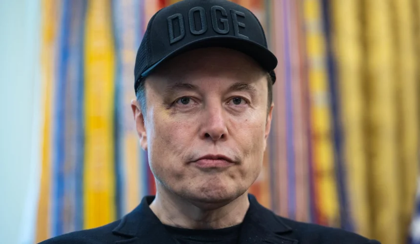 Musk luce un moretón en el ojo en su despedida y lo atribuye a un puñetazo de su hijo