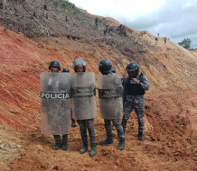 Policía reprime con gases lacrimógenas protesta ambiental en Zambrana, Cotuí