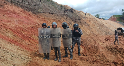 Policía reprime con gases lacrimógenas protesta ambiental en Zambrana, Cotuí