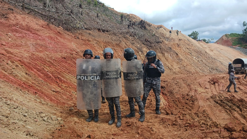 Policía reprime con gases lacrimógenas protesta ambiental en Zambrana, Cotuí