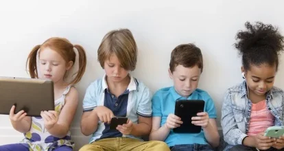  Vice primer ministro de Irlanda propone prohibir redes sociales a menores de 16 años