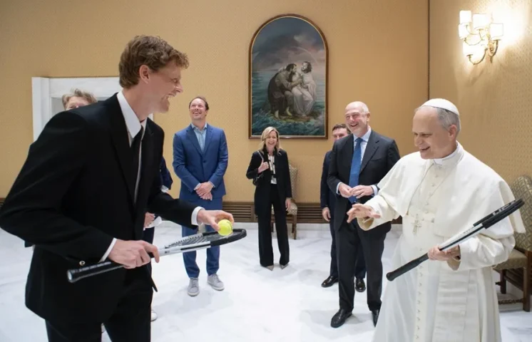 Papa León XIV recibe a Jannik Sinner, número uno el tenis mundial  