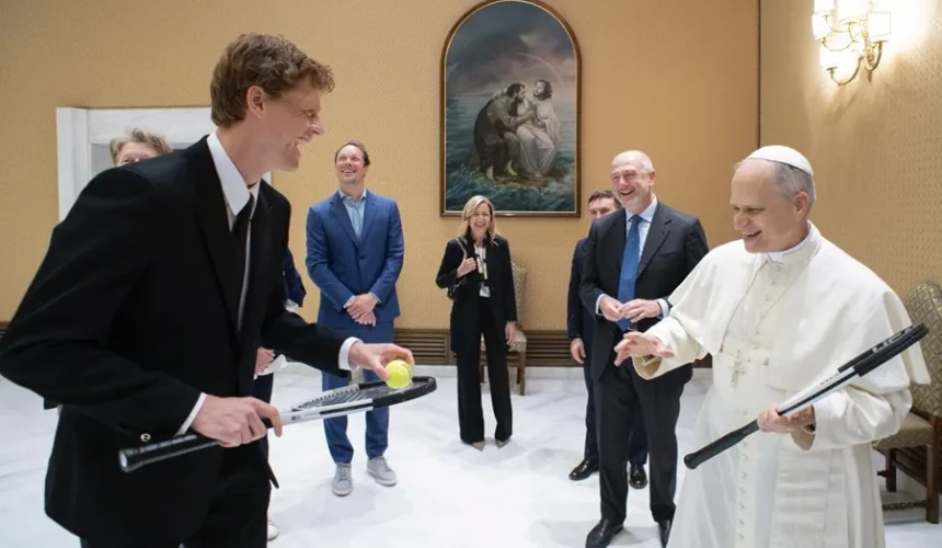 Papa León XIV recibe a Jannik Sinner, número uno el tenis mundial  
