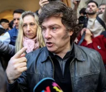 Presidente Milei es golpeado por periodista: “¿Me pegaste a propósito?” 