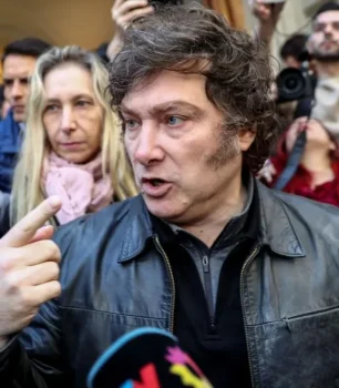 Presidente Milei es golpeado por periodista: “¿Me pegaste a propósito?” 