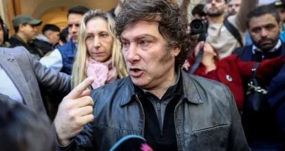 Presidente Milei es golpeado por periodista: “¿Me pegaste a propósito?” 