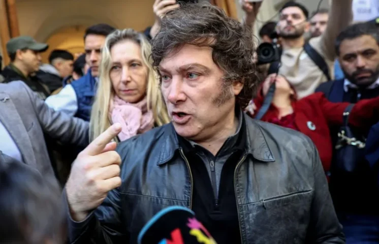 Presidente Milei es golpeado por periodista: “¿Me pegaste a propósito?” 