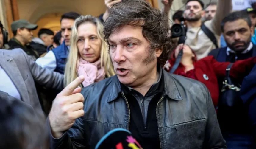 Presidente Milei es golpeado por periodista: “¿Me pegaste a propósito?” 