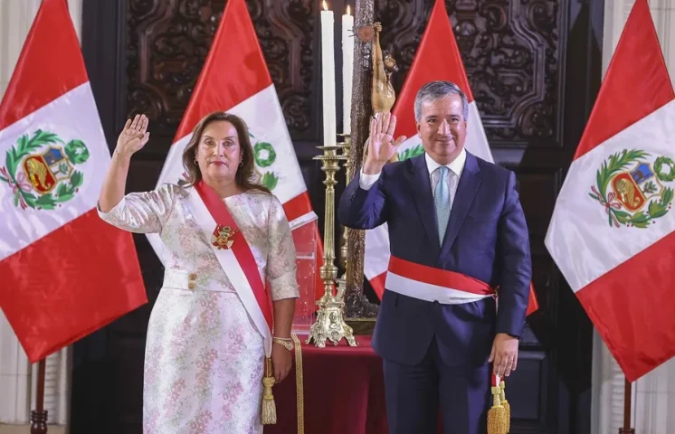 Boluarte nombra a su octavo ministro del Interior y cuarto de Economía en dos años y medio