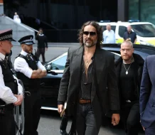 Russell Brand se declara inocente de violación y agresión sexual