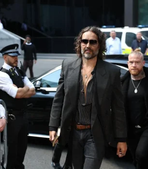 Russell Brand se declara inocente de violación y agresión sexual