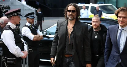 Russell Brand se declara inocente de violación y agresión sexual